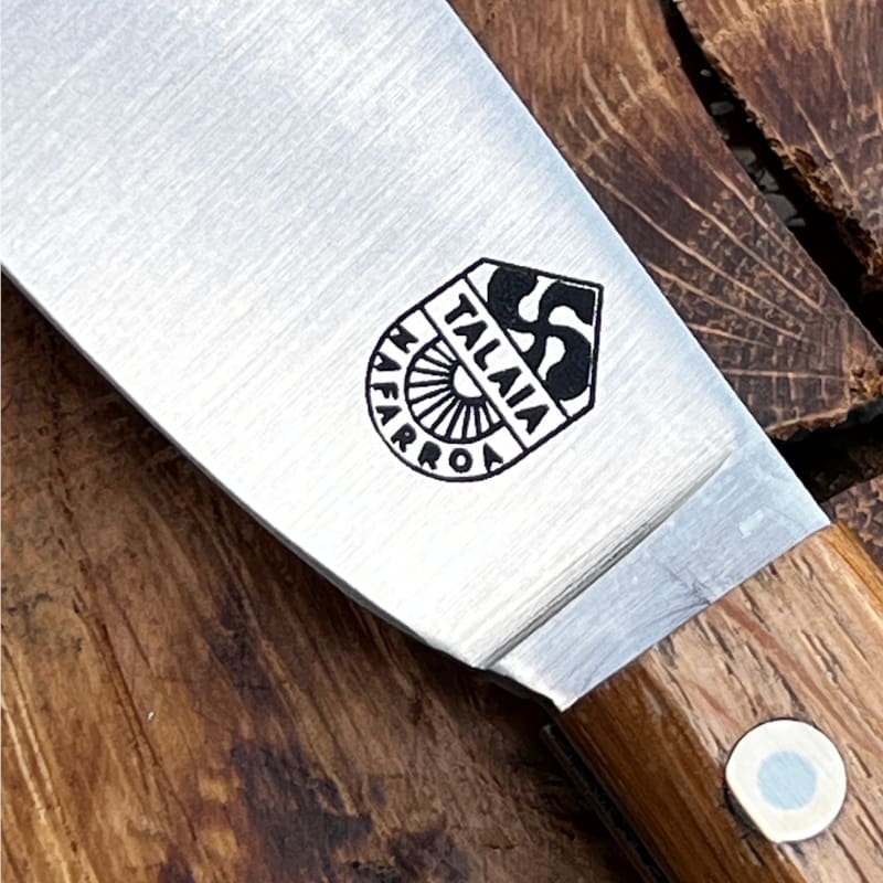 Artzaina, couteau de poche basque en bois de néflier scarifié et